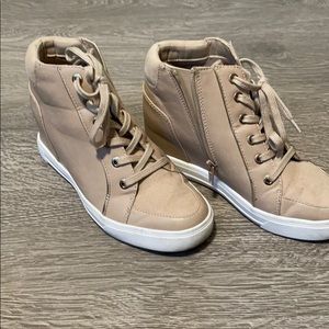 Aldo, heeled sneaker with suede detail. Size 6.5